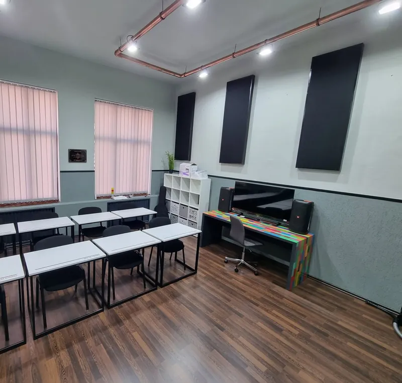Laboratorul de muzică „Petru Barbăroșie”, cu mese noi, panouri acustice și picturi