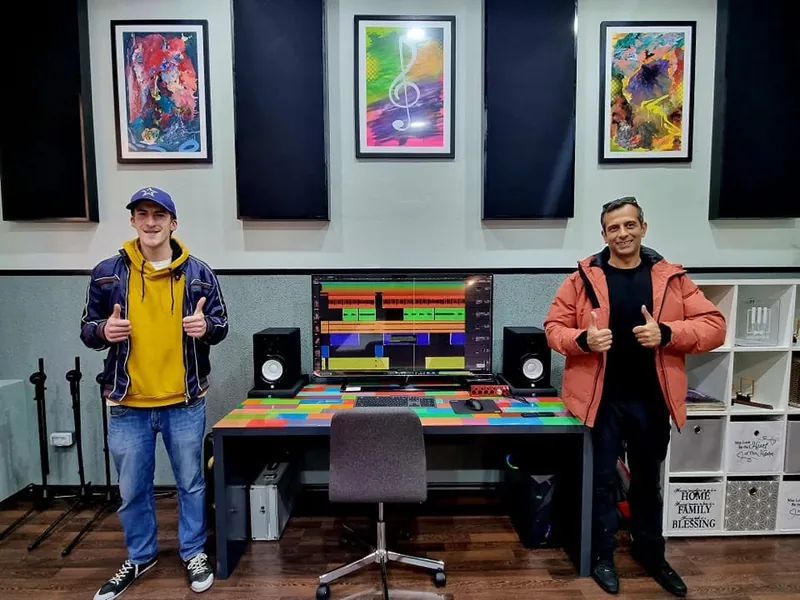 Pupitrul cu monitoare de studio
