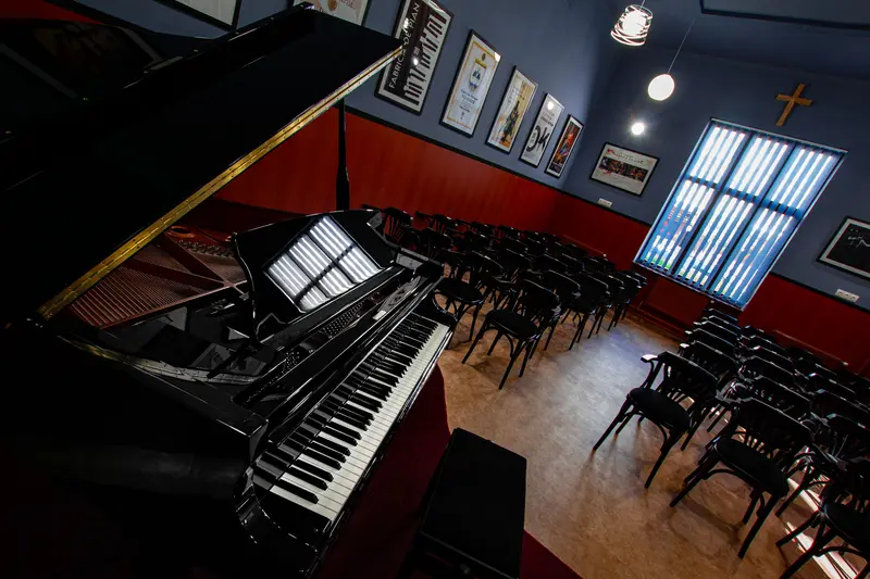 Pianul de concert Kawai GX-2 în sala Secției de Muzică