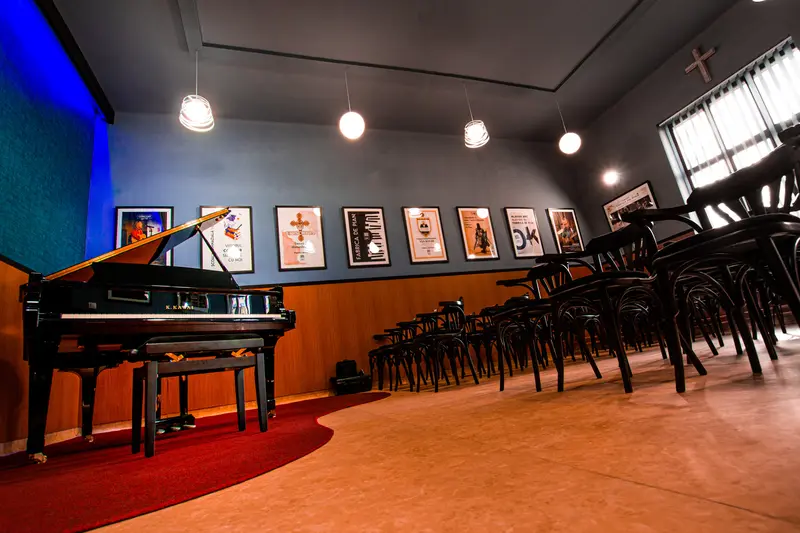 Sala de concert a Secției de Muzică, cu pianul Kawai GX-2