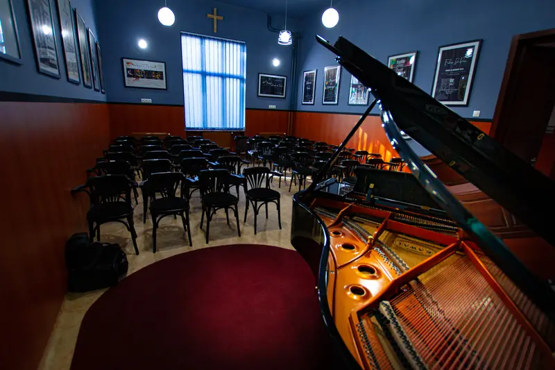 Sala de concert a Secției de Muzică, unde se află pianul Kawai